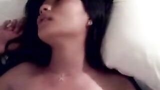Sexy Pinay nag-eenjoy sa maliit na etits